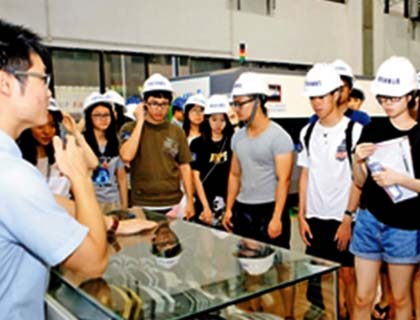 農(nóng)商行福永支行40名準大學(xué)生參觀大族激光